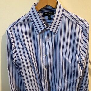 Banana Republic 
Slim Fit
Gently used. 
Love this shirt, sadly have “outgrown”